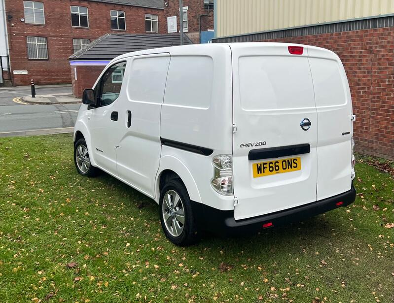 NISSAN E-NV200