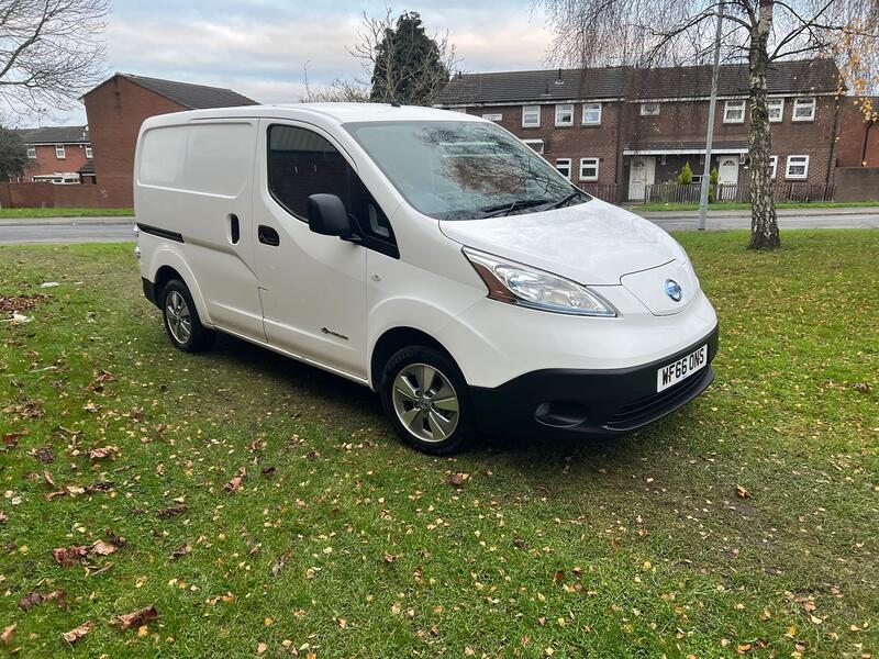 NISSAN E-NV200