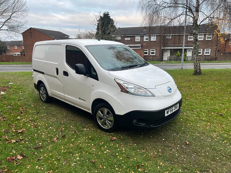NISSAN E-NV200