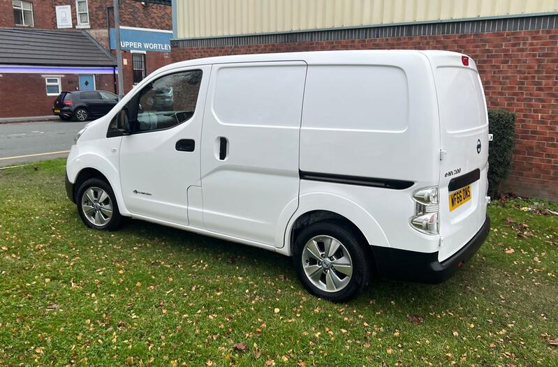 NISSAN E-NV200